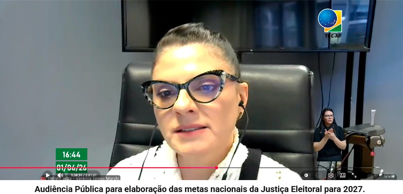 Fotografia de uma captura de tela de transmissão de vídeo na qual se observa uma mulher em desta...