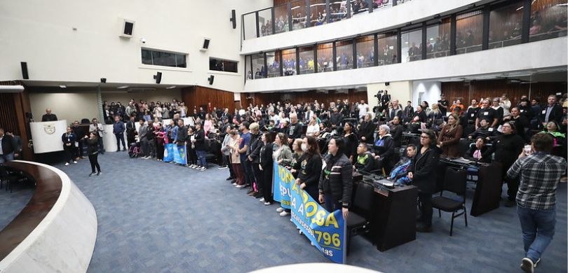 Fotografia registrada no plenário da Assembléia Legislativa do Paraná (Alep). É possível ver vár...