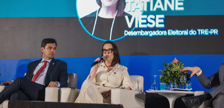 Fotografia na qual é possível ver a desembargadora eleitoral substituta Tatiane de Cassia Viese ...