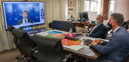 TRE-PR participa de Reunião Preparatória do Encontro Nacional do Poder Judiciário Foto do desembragador Tito Campos de Paula e o doutor Valcir Mombach sentados à mesa, olhando pa...
