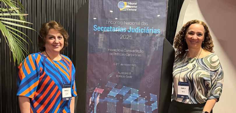 TRE-PR participa do “Encontro Nacional das Secretarias Judiciárias 2025” Fotografia das servidoras Danielle Cidade Morgado Maemura e Daniela Nunes Pinheiro posando sorri...