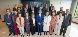 Fotografia que retrata um grupo posando para uma foto institucional em um plenário. Em primeiro ...