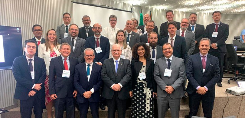 TRE-PR participa do Encontro Nacional de Diretores-Gerais da Justiça Eleitoral Fotografia de autoridades de todo o país reunidas durante o encontro