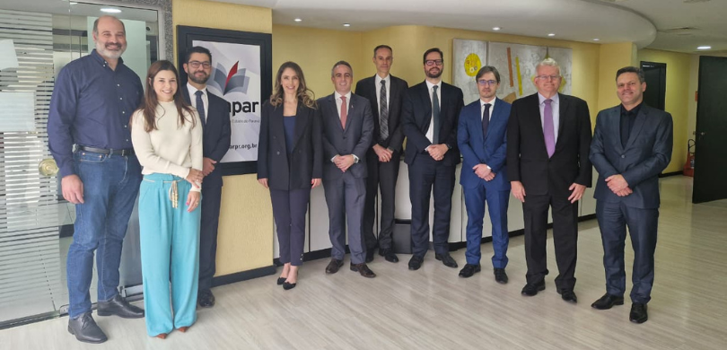 TRE-PR participa do evento de assinatura “Diálogos Interescolares de Estudos Jurídicos” Na imagem veem-se duas mulheres e oito homens posando sorrindo. Uma das mulheres tem cabelos pre...