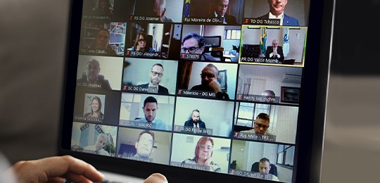 Foto da tela do evento virtual. Dr. Valcir Mombach representando o Paraná na reunião dos diretor...