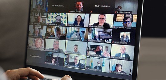 Foto da tela do evento virtual. Desembargador Tito Campos de Paula no III Encontro Virtual do Co...