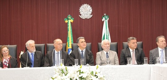 autoridades na mesa de posse da nova cúpula diretiva do TRE-PR em 03/02/2020