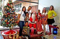 Aqui viemos apoiar a ação de Natal no TRE (Viviane, Roneide e Ana Luiza)
	