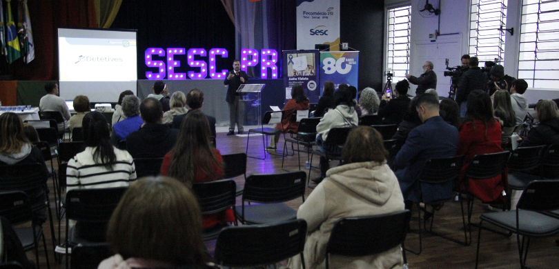 Fotografia em perspectiva ampla que mostra a realização de um evento em um auditório com público...