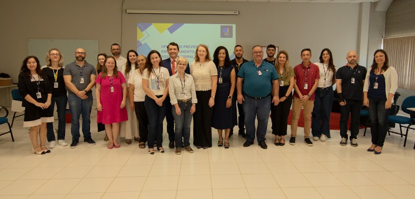 Fotografia de um grupo composto por vinte e uma pessoas, entre homens e mulheres de diversas ida...