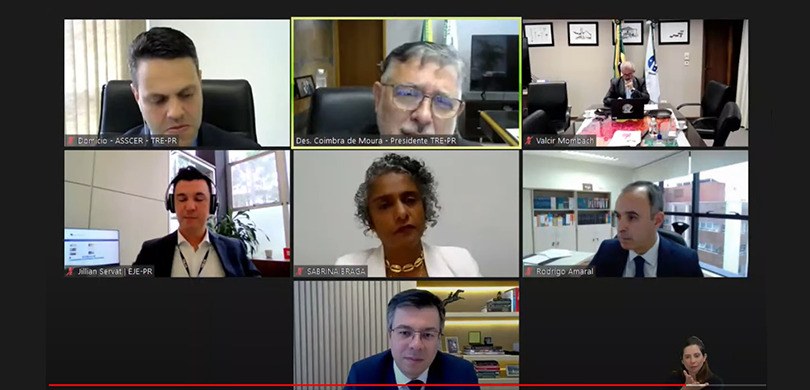 Print de tela de uma reunião por videoconferência. É possível ver sete pessoas com a câmera aber...