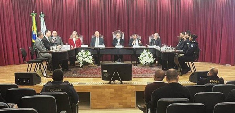 TRE-PR promove reunião com órgãos de segurança para tratar das eleições Fotografia das pessoas que compuseram a mesa de autoridades, no palco do auditório.