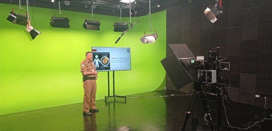 TRE-PR promove treinamento em prevenção de acidentes Foto do palestrante falando em frente a uma câmera no estúdio do Tribunal Regional Eleitoral do ...