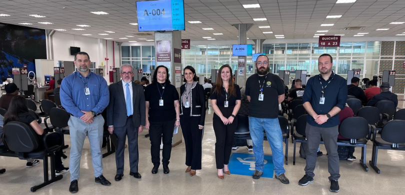 Na fotografia, veem-se quatro homens e três mulheres uns ao lado dos outros. Duas das mulheres v...