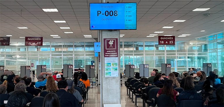 Na fotografia vê-se um televisor com a tela branca escrito “Prioridade P-008”.  Abaixo, observa-...