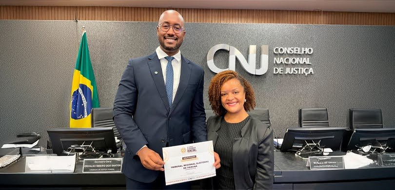 Fotografia em que aparecem o doutor Malcon Jackson Cummings e a doutora Franciele Pereira do Nas...