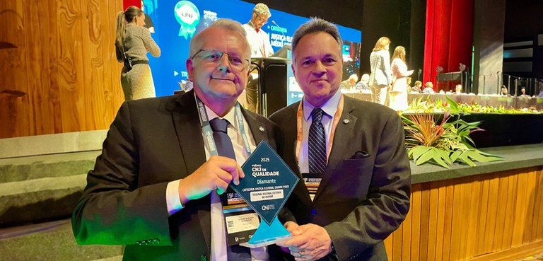 TRE-PR recebe Selo Diamante do Prêmio CNJ de Qualidade 2 Fotografia do desembargador Sigurd Roberto Bengtsson e do desembargador Luiz Osório Moraes Panza...