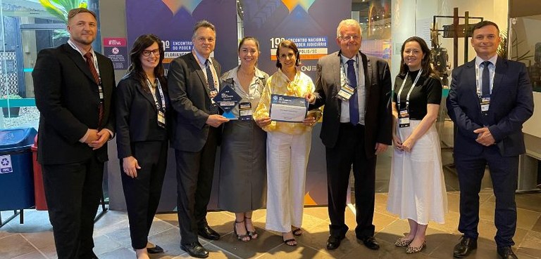 TRE-PR recebe Selo Diamante do Prêmio CNJ de Qualidade Fotografia do presidente Sigurd Roberto Bengtsson e desembargador Luiz Osório Moraes Panza segur...