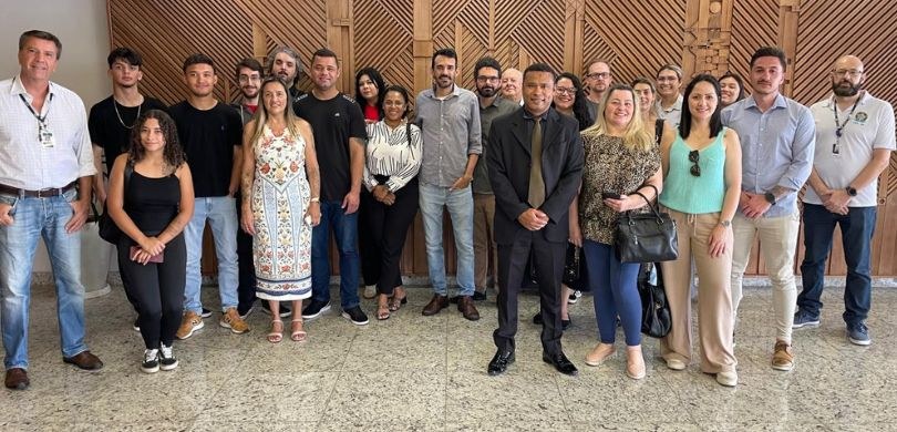 TRE-PR recebe visita de acadêmicos de Direito da FAPAR 1 Na fotografia, veem-se 13 homens e 10 mulheres, uns ao lado das outras. Todos estão utilizando d...