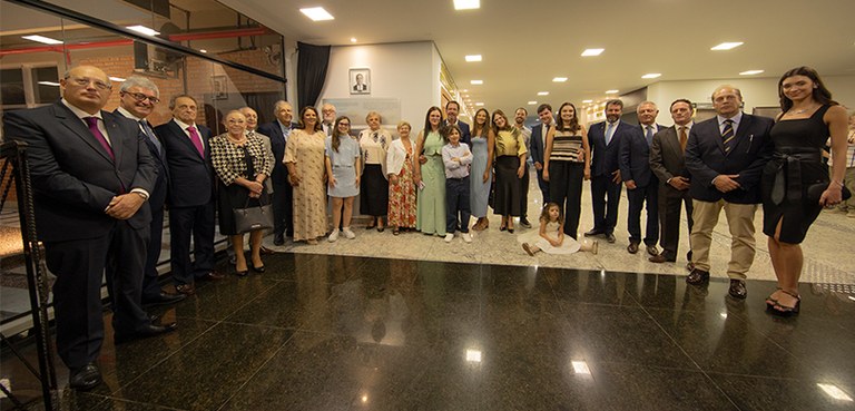 TRE-PR reinaugura auditório em solenidade com homenagens à embaixadora de acessibilidade Pietra Silvestri e ao Arquivo Público 2 Fotografia de um grande grupo de pessoas, composto por aproximadamente 25 integrantes entre home...