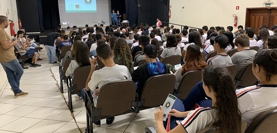 TRE-PR: Segurança do Voto em Cambará Alunos assistindo a palestra de Segurança do Voto na Zona Eleitoral 25 de Cambará - PR.