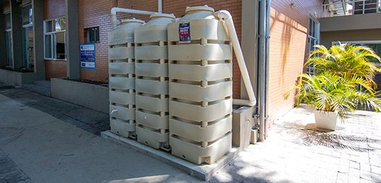 TRE-PR usa cisternas para economizar água e diminuir o risco de enchentes Fotografia de três cisternas verticais localizadas próximo ao restaurante, no TRE-PR. Do lado di...