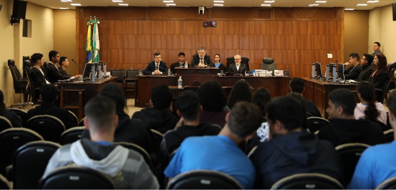 Na sala de sessões do TRE-PR, o presidente, o diretor-geral e o diretor-executivo da EJE-PR fala...