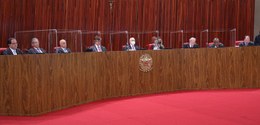 Fotografia do Plenário do Tribunal Superior Eleitoral (TSE). É possível ver nove pessoas na imagem.