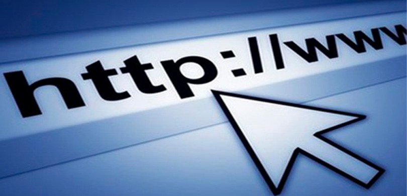 Banner com fundo azul-claro, em que se vê uma seta apontando para uma barra de endereços de inte...