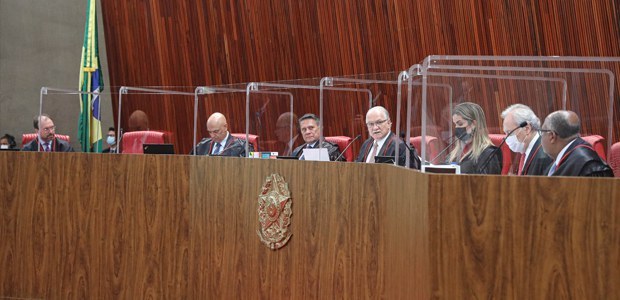 Grupo de magistrados, entre homens e mulheres, durante votação no TSE.
