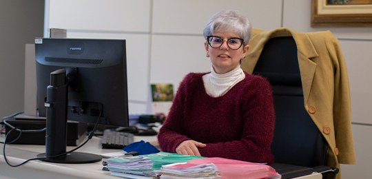 Um ano de pandemia: Auditoria Interna faz adequações na rotina de trabalho e supera desafios Foto da secretária Hillene de Cássia Sbalqueiro Silva Meira