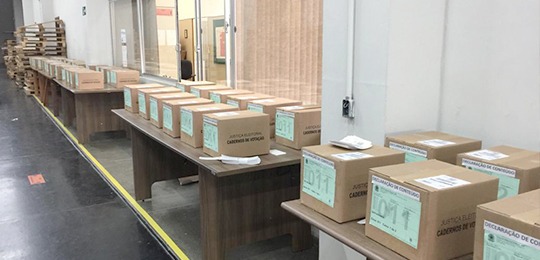 Foto de caixas enviadas pelo TSE com materiais