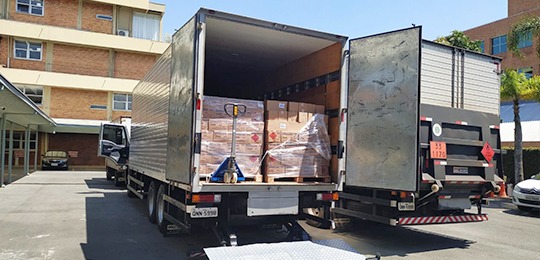 Foto de caminhão com materiais que foram distribuídos nos locais de votação para as Eleições 2020