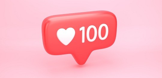 Banner em fundo rosa onde se vê um coração ao lado do número 100