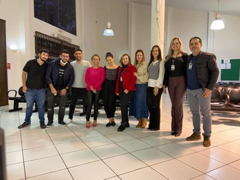 Banner dividido em duas partes, uma “antes” e outra “depois”. Na primeira imagem, as cadeiras da...