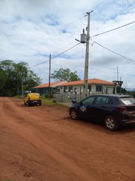 Fotografia em ambiente externo na qual se observam cinco pessoas de peles claras posando sorride...