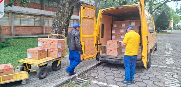 Urnas utilizadas nas Eleições 2026 são distribuídas na manhã deste sábado (3) 3