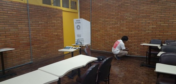 Urnas utilizadas no segundo turno das Eleições 2026 são distribuídas na manhã deste sábado (24)