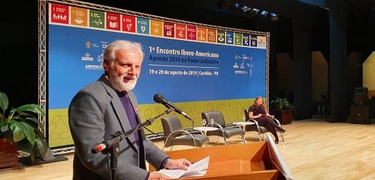 Fotografia do presidente do TRE Paraná, desembargador Gilberto Ferreira, discursando em púlpito ...