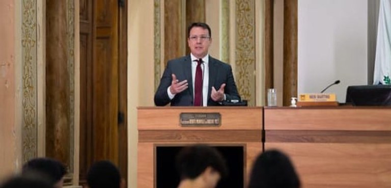 Vereadores-mirins de Curitiba tomam posse na Câmara Municipal 2 Fotografia em que aparece em destaque o desembargador eleitoral Osvaldo Canela Junior discursand...