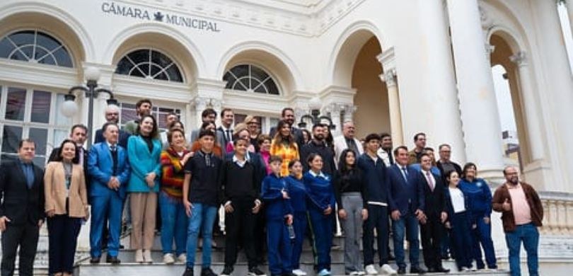 Vereadores-mirins de Curitiba tomam posse na Câmara Municipal Fotografia em que se veem várias pessoas posando na escadaria da Câmara Municipal de Curitiba. A...