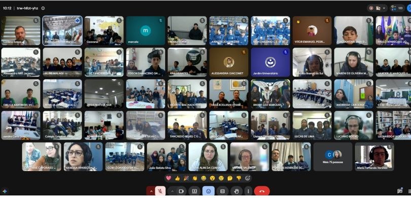 Fotografia de uma captura de tela de uma videoconferência institucional realizada por meio de um...