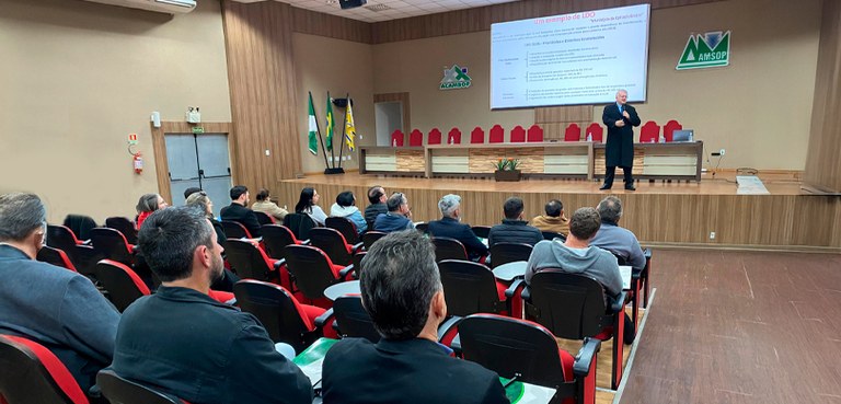 Vereadores mirins tomam posse na Câmara Municipal de Francisco Beltrão 2 Fotografia do desembargador Sigurd Roberto Bengtsson falando ao microfone em um palco de auditór...