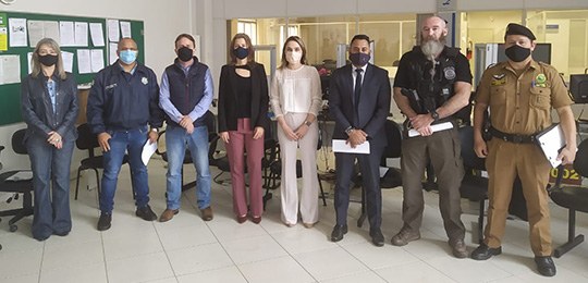 Presentes na foto, estão: servidores da Justiça Eleitoral do Paraná, representantes da Polícia M...
