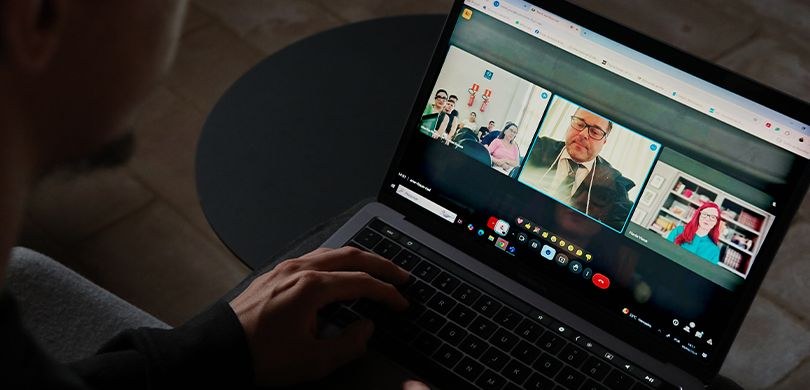 Fotografia da tela de um notebook, em que se pode ver um programa de reunião virtual aberto, com...