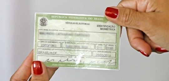 2019-10-23-Titulo duas mãos segurando um título de eleitor