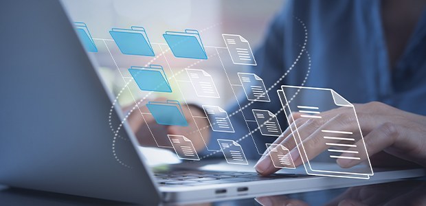 Acesso ao Sistema Filia não utilizará duplo fator de autenticação durante janela partidária Foto com fundo azul em que se observa, em primeiro plano, as mãos de uma pessoa mexendo em um no...