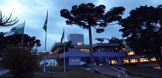 Campanha “24 horas pelo diabetes” acontece no dia 23 de novembro Foto da fachada do TRE-PR em um dia nublado. Ao redor do prédio, observam-se araucárias e uma ba...