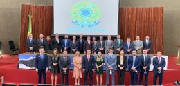 Grupo de pessoas à frente de um auditório