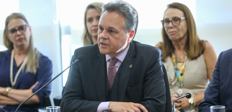 Fotografia do desembargador Luiz Osório Moraes Panza sentado diante de uma mesa de autoridades, ...